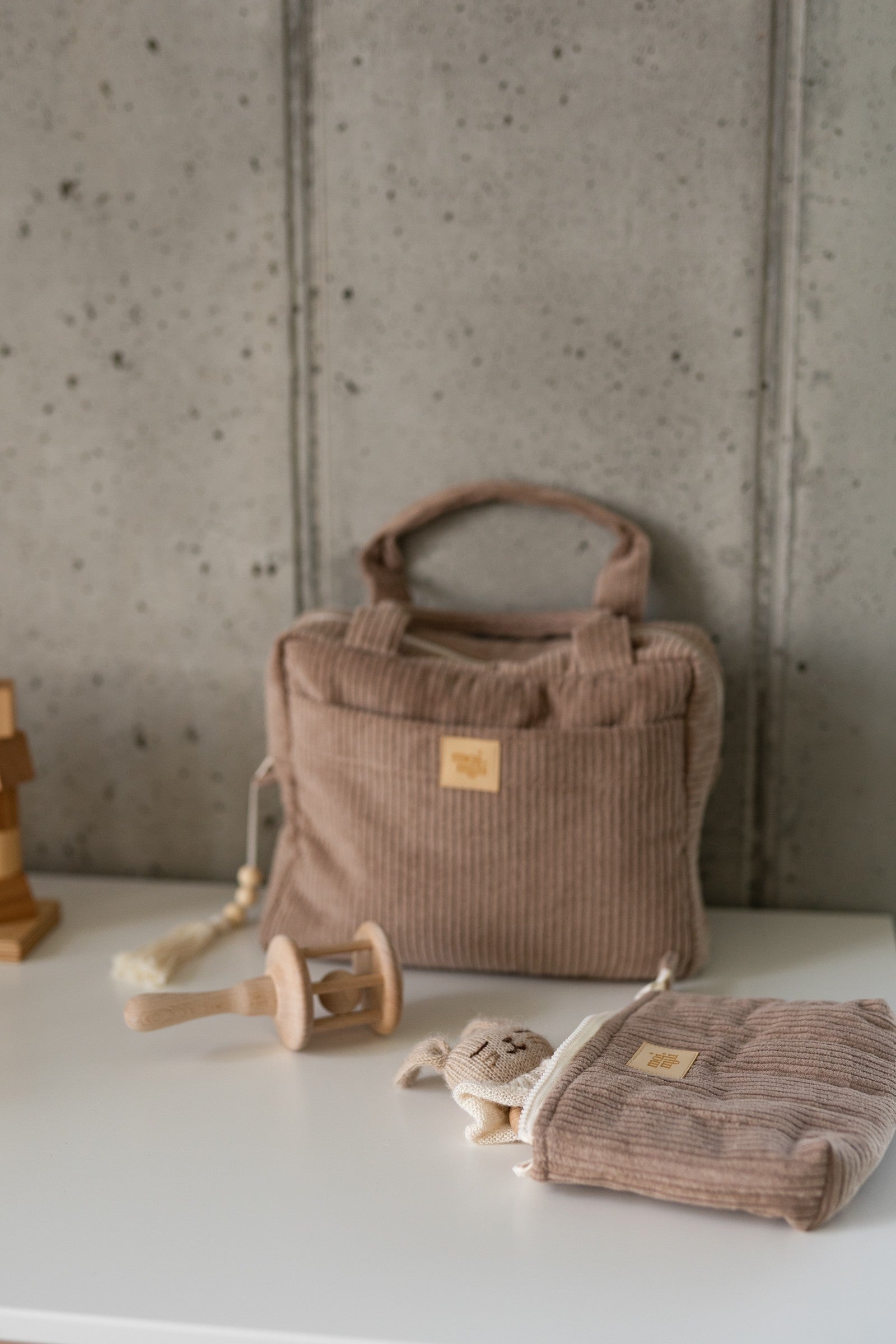 Large Make-Up Bag Latte i beige manchestertyg med handtag och axelrem, tillsammans med matchande necessär