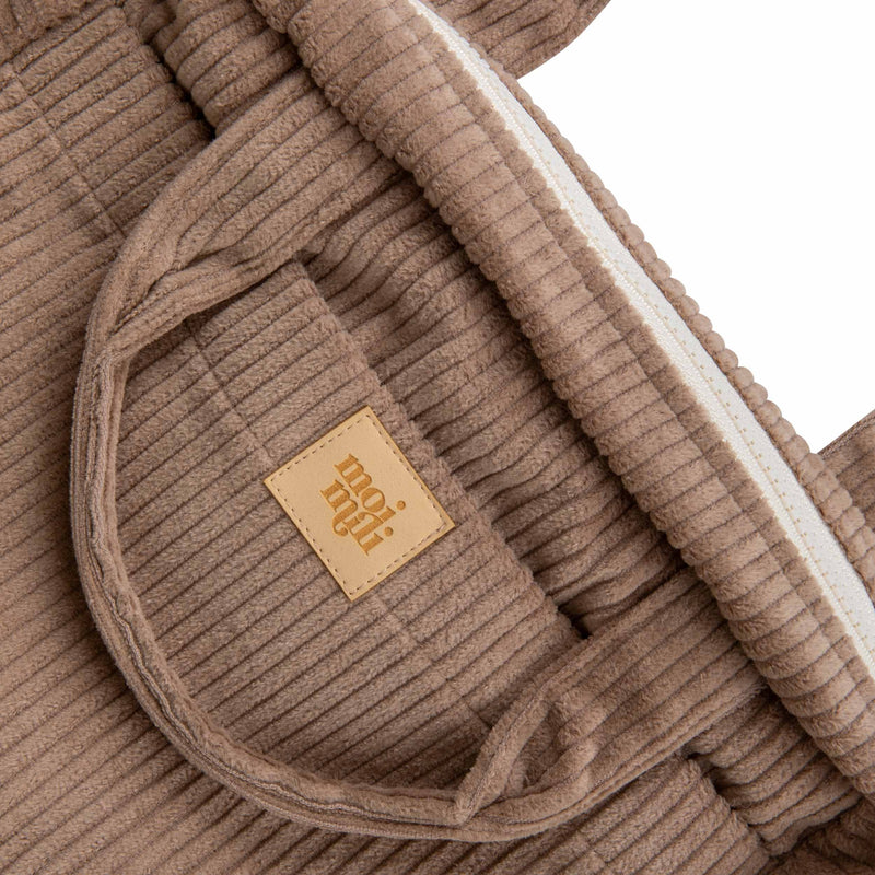 Large Make-Up Bag Latte i beige manchester med ribbad textur, guldmetallic logga och dragkedja