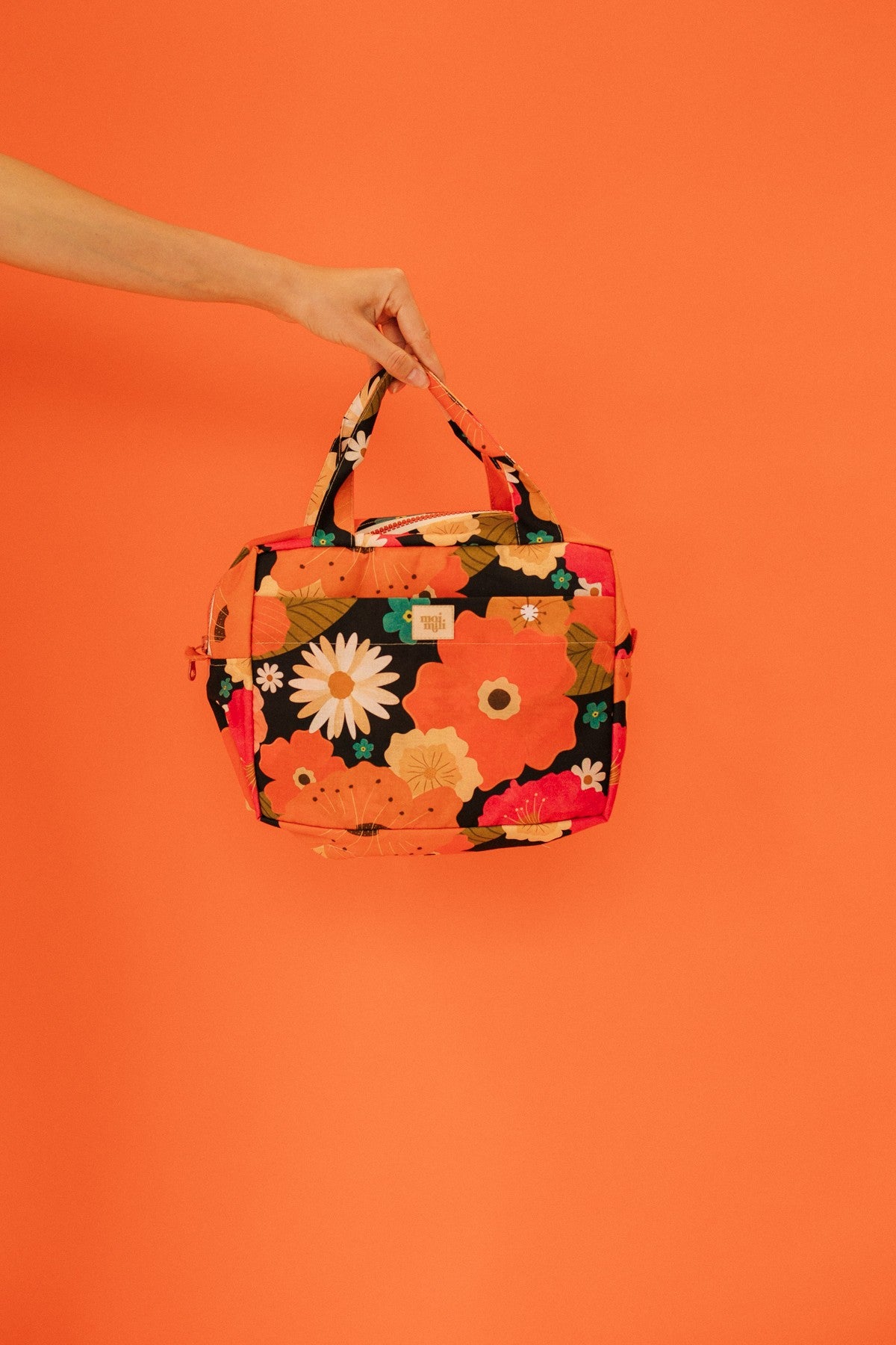 Large Make-Up Bag Picnic With Flowers - blommig necessär med orange, rosa och vita blommor på svart botten
