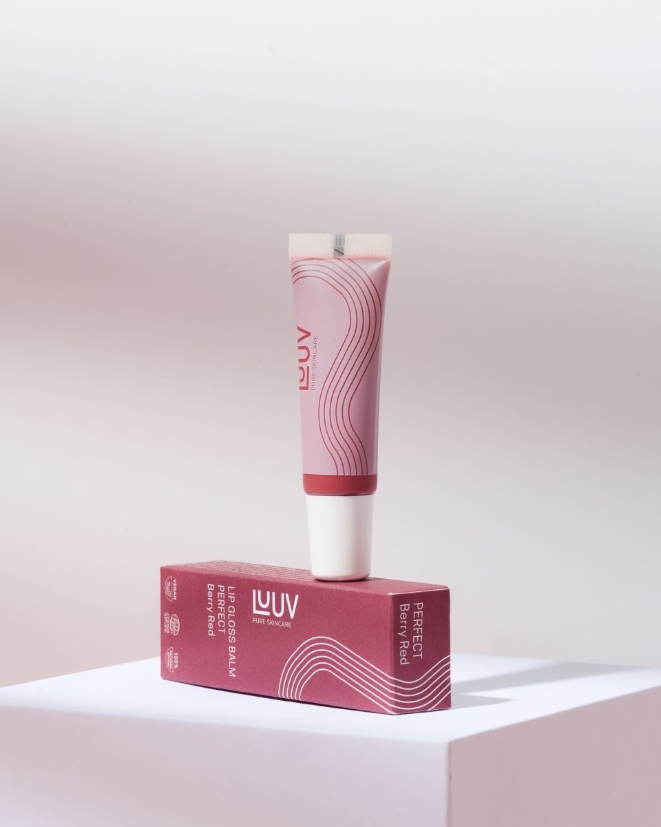 Läppbalsam Perfect i rosa tub med vågigt mönster, stående på matchande förpackning mot ljus bakgrund