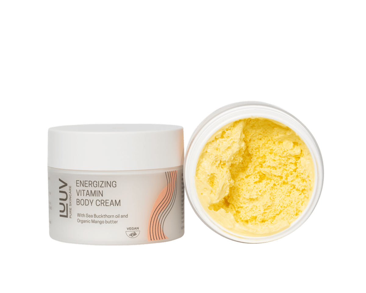 LULU Body Cream Havtorn & Morot i vit burk med lock av, visar gul krämig textur inuti. Vegan hudvård med havtornsolja.