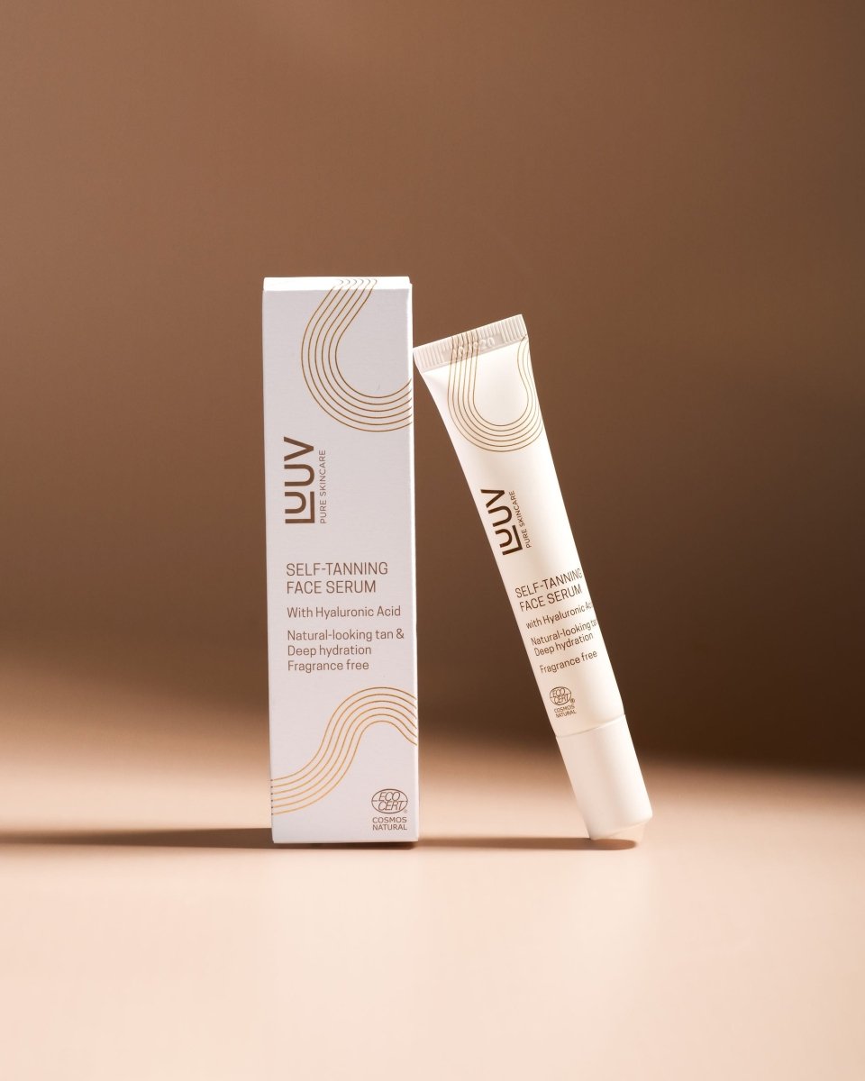 LUUV Brun utan sol Face Serum med Hyaluronic Acid 20ml - vit tub och förpackning med guldiga kurvor mot beige bakgrund