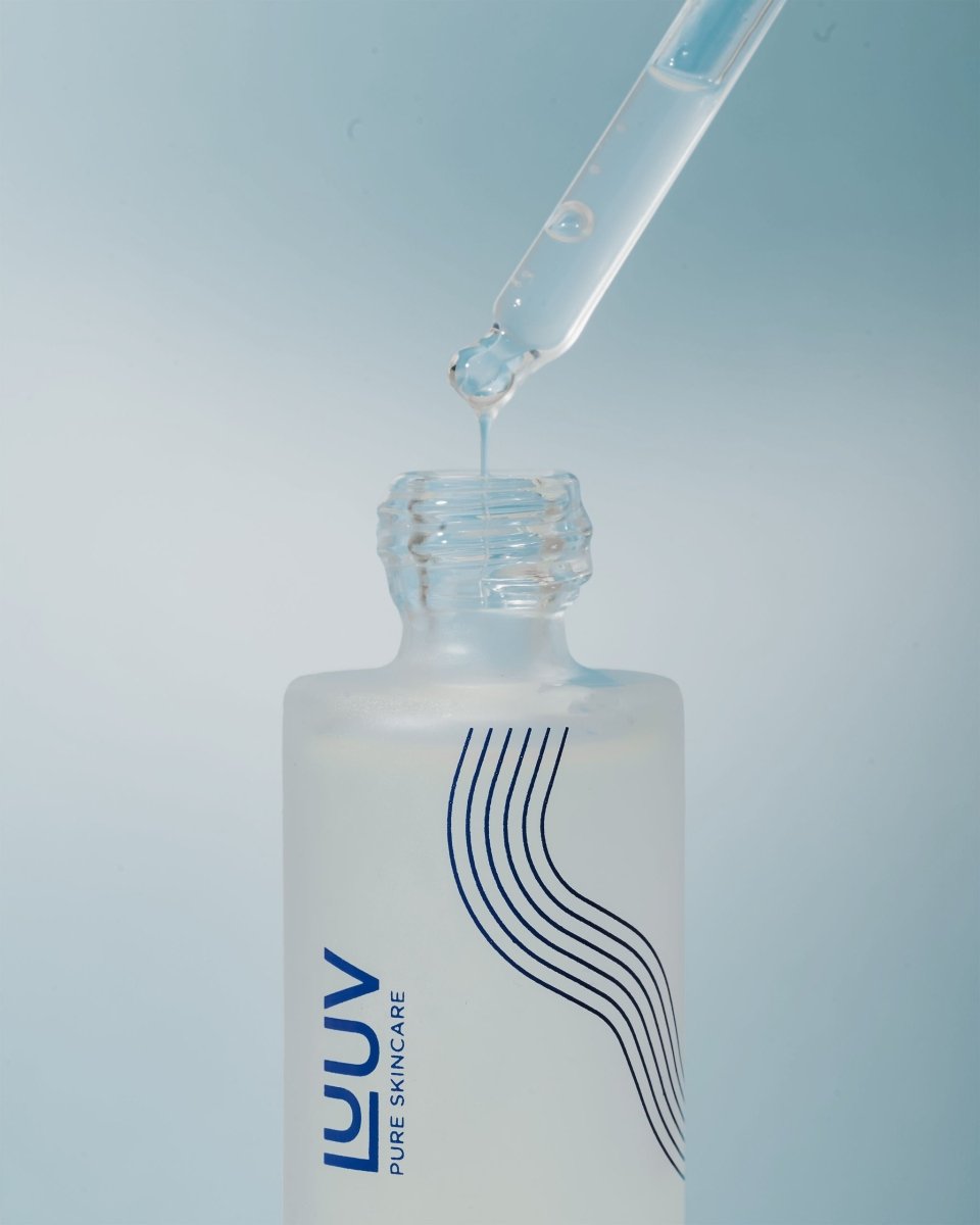 BioLift Exoxome-Hyaluronic serum i frostad glasflaska med pipett som droppar klar vätska, blå logotyp