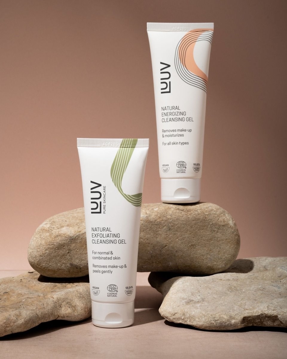 LUUV Natural Energizing Cleansing Gel 75ml i vit tub med orange böjda linjer, placerad på naturliga stenblock
