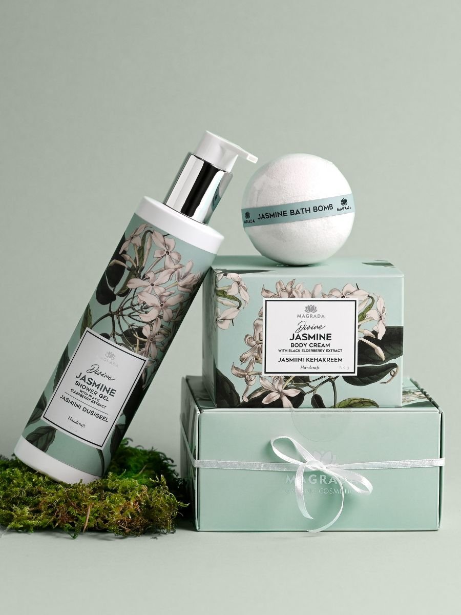 Magrada Jasmine Body Cream i mintgrön förpackning med blommönster, tillsammans med duschgel och badbomb i presentask