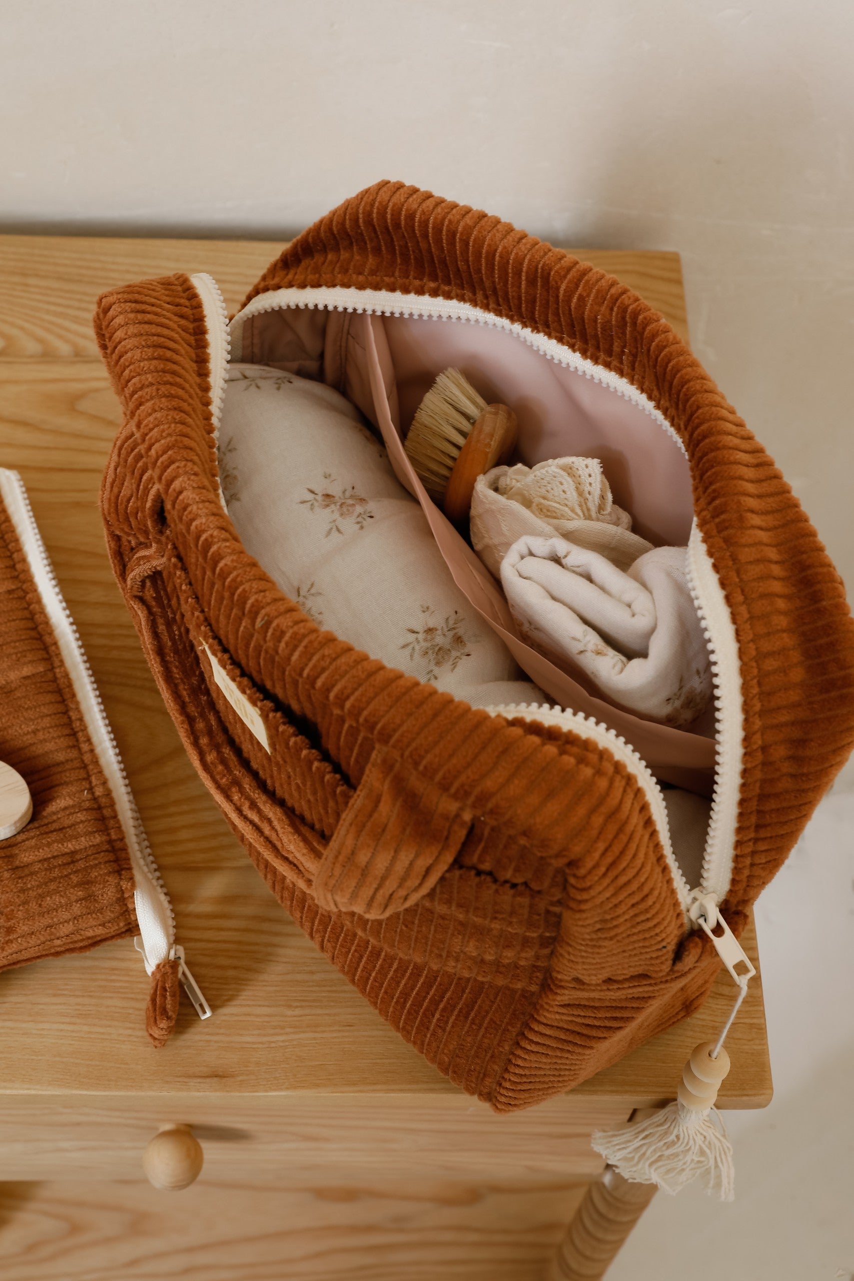 Make-Up Bag Set of 2 - Caramel i karamellbrun manchestertyg med vit dragkedja, öppnad väska visar innehåll