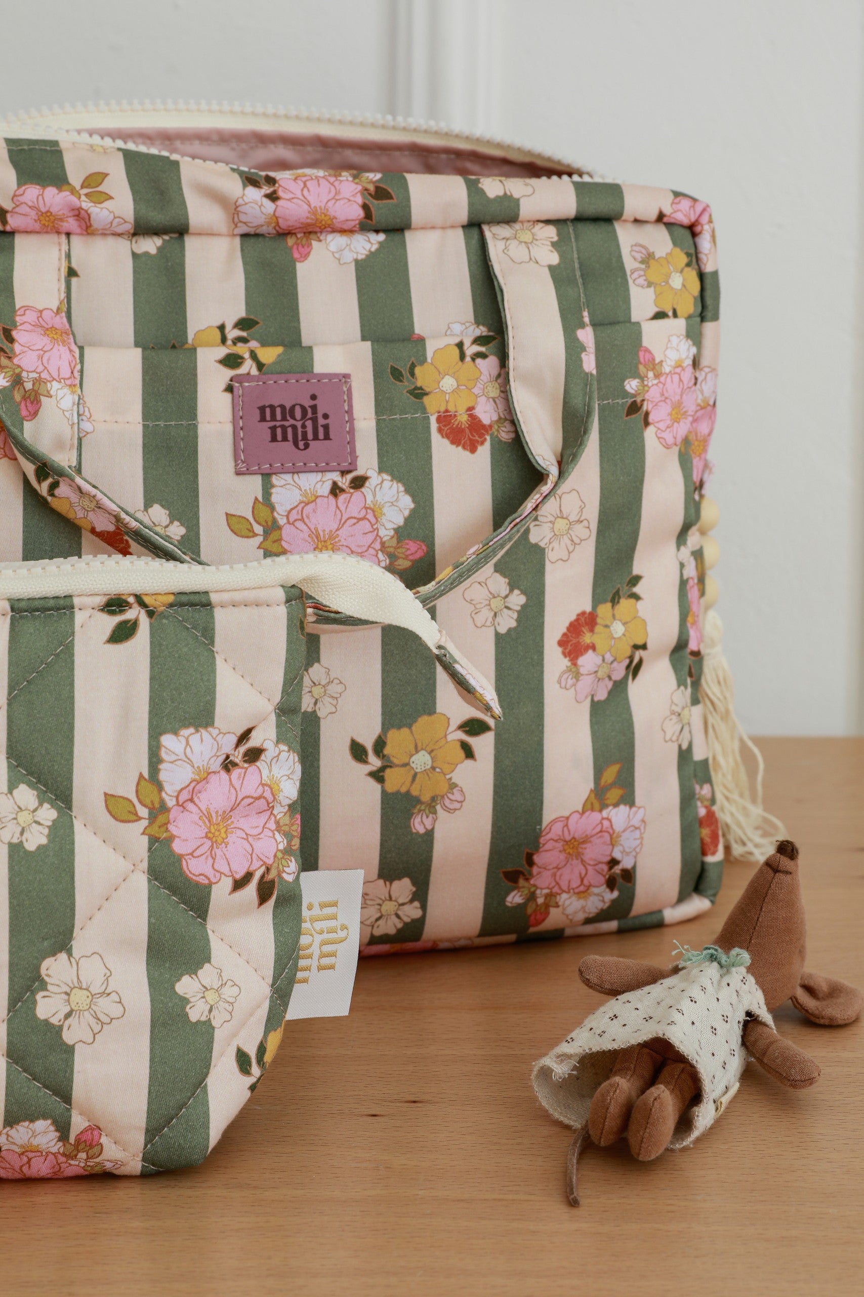 Make-Up Bag Set med två necessärer i grönt och rosa randigt tyg med blommönster, mjuka handtag och märke