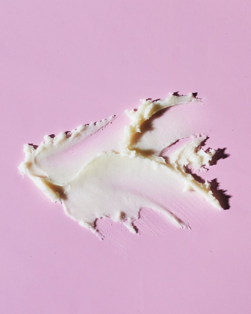 Vit krämig deodorant utstruken på rosa bakgrund, Nurme Naturlig Deodorant Lavendel & Salvia