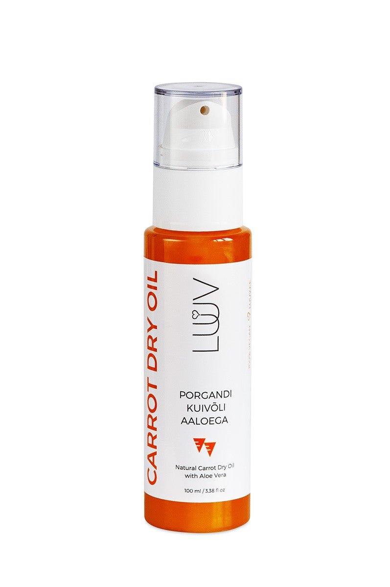 Vit sprayflaska med orange innehåll, genomskinlig pumptopp. Naturlig Carrot Dry Oil med Aloe Vera 100ml från LÜV