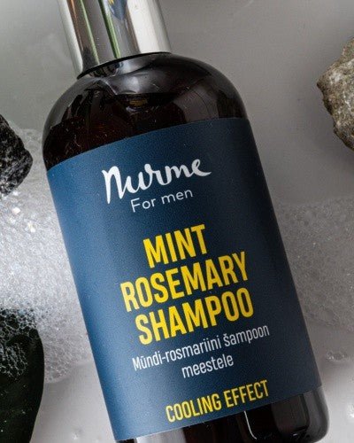 Mörkbrun flaska Nurme schampo med mint och rosmarin för män, 250 ml, bland våta stenar