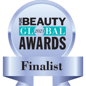 Pure Beauty Global Awards 2023 Finalist-märkning med blå cirkulär logotyp och silverband