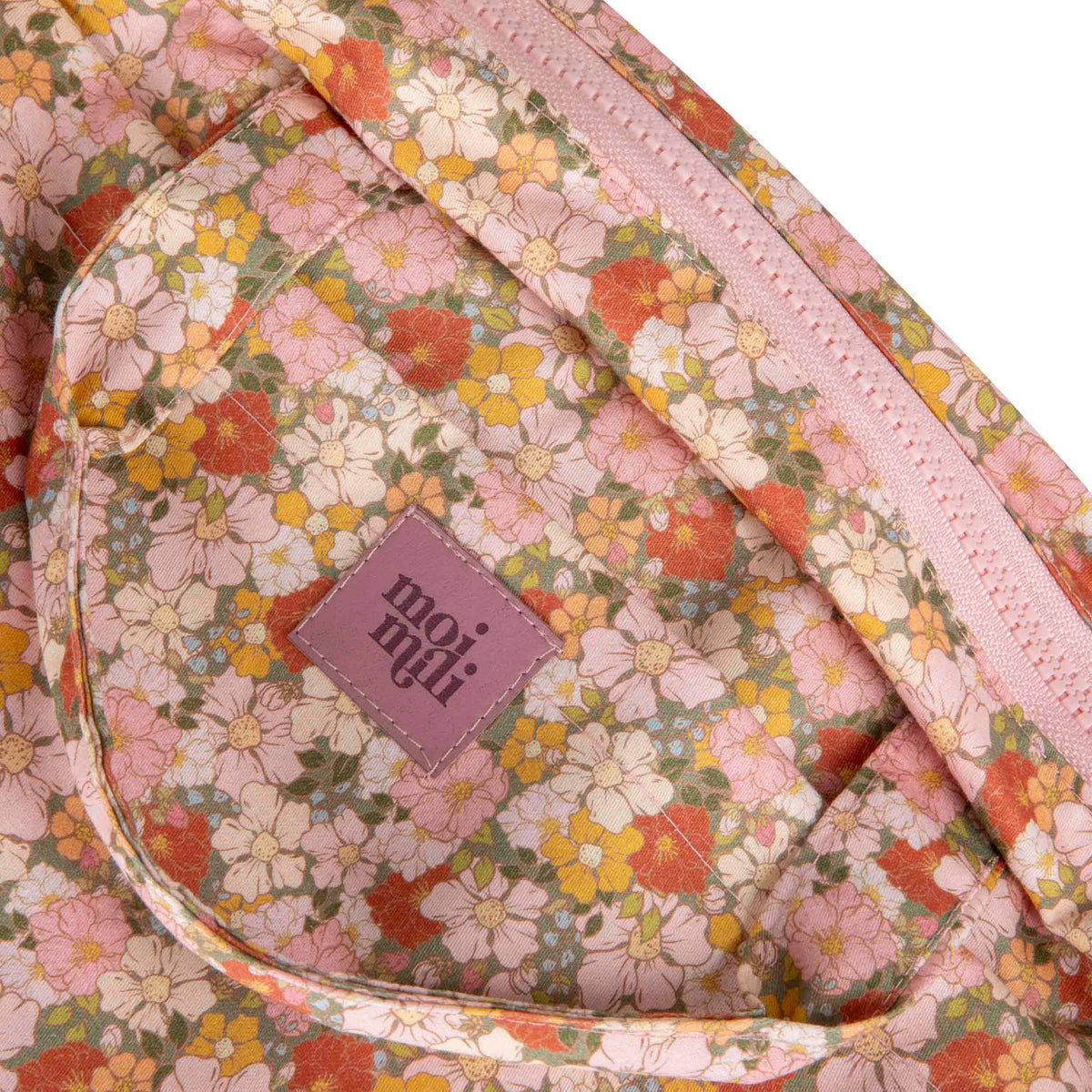 Insida av handgjord sminkväska med rosa blommönster och Moi Mili-logga, Green Garden set