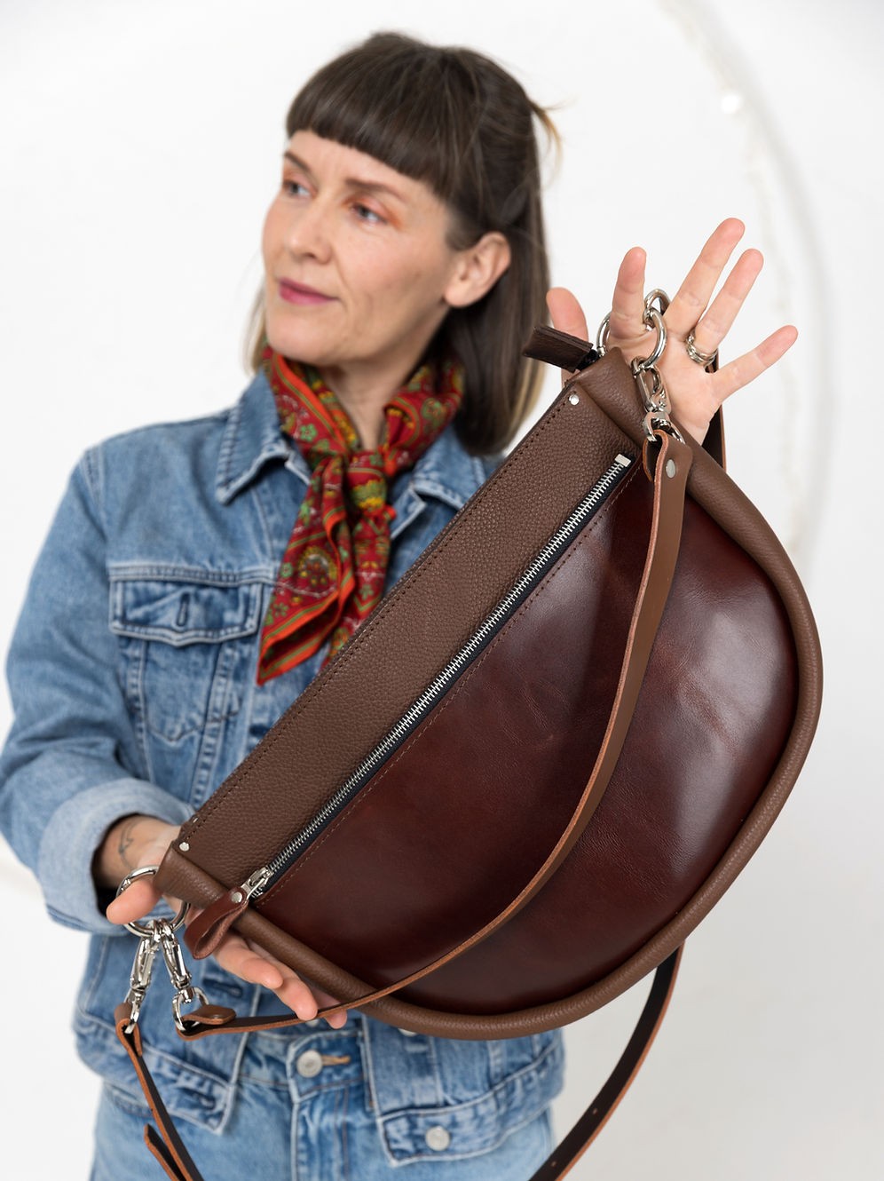 STELLA Leather Handbag i brun och cognac läder - stor halvmåneformad väska med dragkedja och justerbara remmar