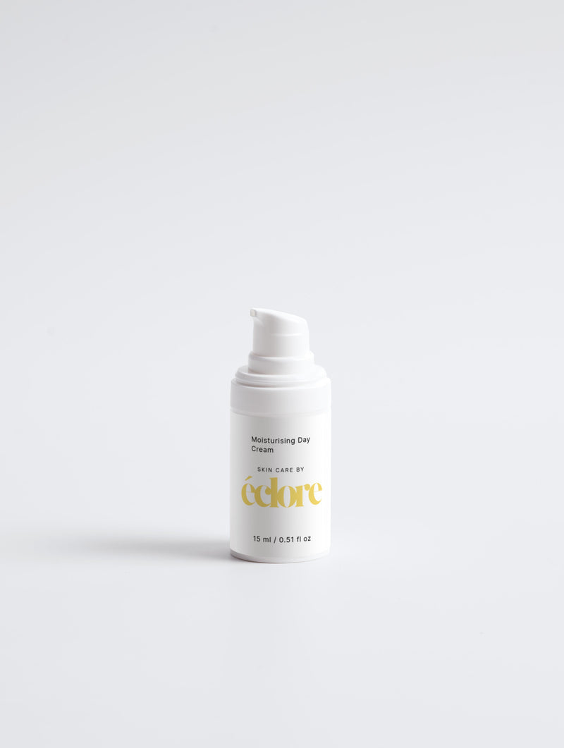 Vit pumpflaska med Moisturising Day Cream från éclore, 15ml återfuktande dagkräm med guldtext på neutral bakgrund