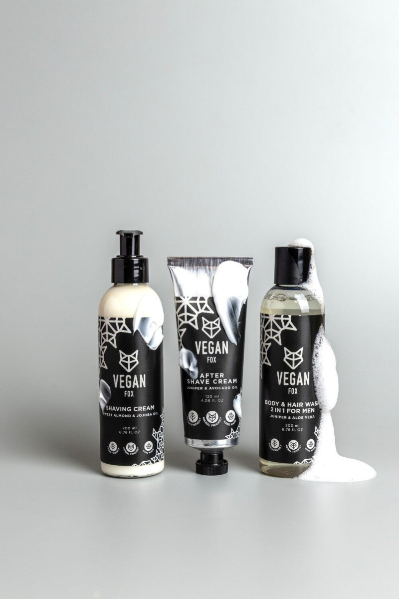 Tre Vegan Fox hudvårdsprodukter i svart förpackning - rakningslotion, aftershave kräm och 2-i-1 tvättgel för män