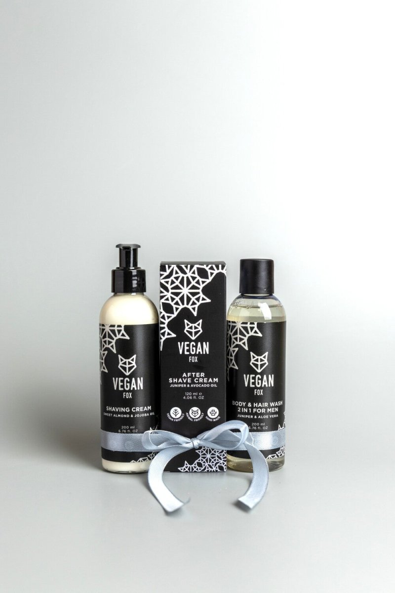 Vegan Fox hudvårdsset med tre svarta flaskor - shaving cream, after shave cream och body wash - bundna med blått band