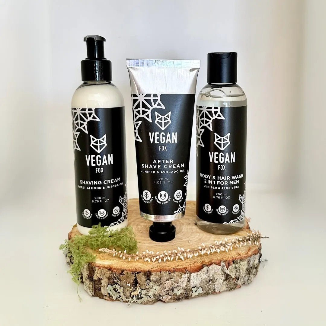 Vegan Fox hudvårdsset med tre svarta produkter - rakningskräm, aftershave och 2-in-1 tvål på träskiva