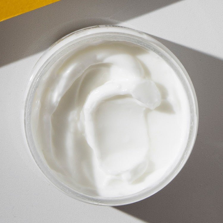 Grapefrukt Body Cream i öppen glasburk med vit, krämig textur som visar produktens naturliga konsistens