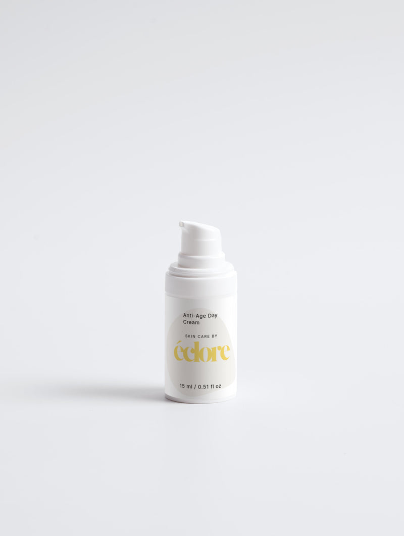 Vit plastflaska med pump innehållande éclore Anti-Age Day Cream 15ml mot ljusgrå bakgrund